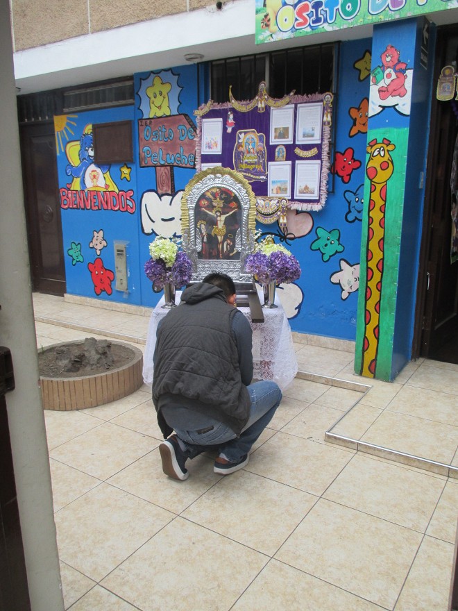 Kindergarten
                            "Teddyb�rchen", Amarilis-Passage,
                            Los Olivos, Lima: Das falsche Heiligtum mit
                            2 Ermordeten mit Kirchenrauch, und die
                            Fassade im Hintergrund