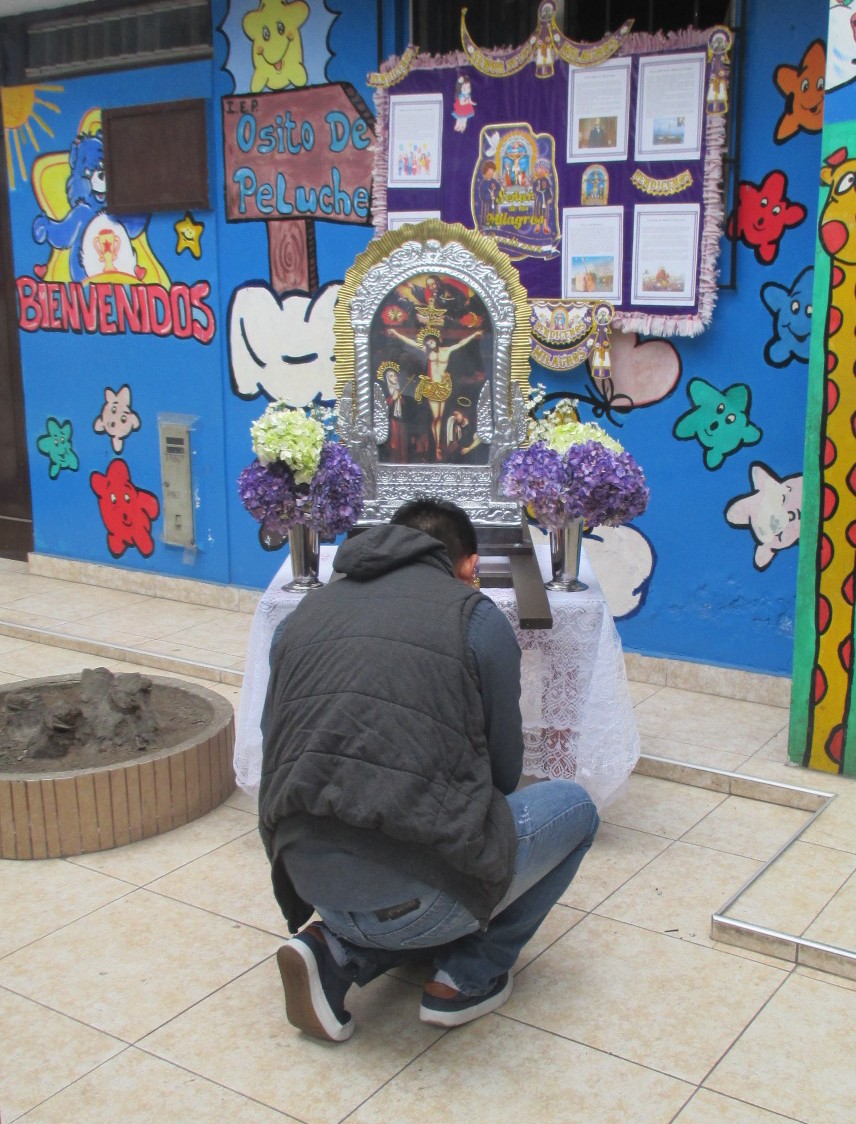 Kindergarten "Teddyb�rchen",
                            Amarilis-Passage, Los Olivos, Lima: Das
                            falsche Heiligtum mit 2 Ermordeten mit
                            Kirchenrauch, und die Fassade im
                            Hintergrund, Nahaufnahme