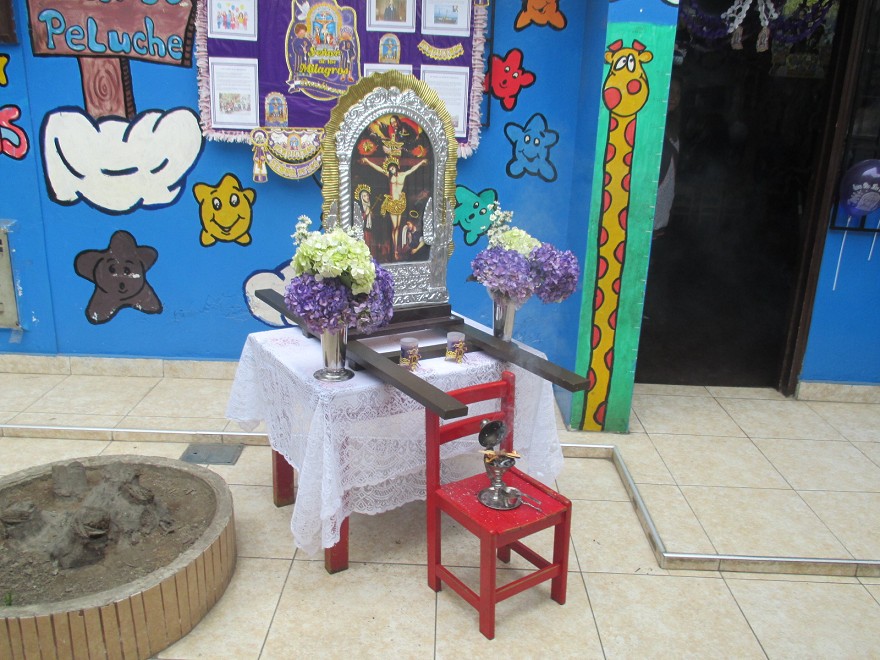 Amarilis-Passage in Lima
                            Los Olivos, der Missbrauchskindergarten
                            "Teddyb�rchen" ("Osito de
                            Peluche"), das Heiligtum mit zwei
                            Fantasie-Ermordeten aus Asien f�r ein Fest
                            "Herr der Wunder" (Se�or de
                            Milagros), es ist alles Fantasie und es gibt
                            KEINE Wunder