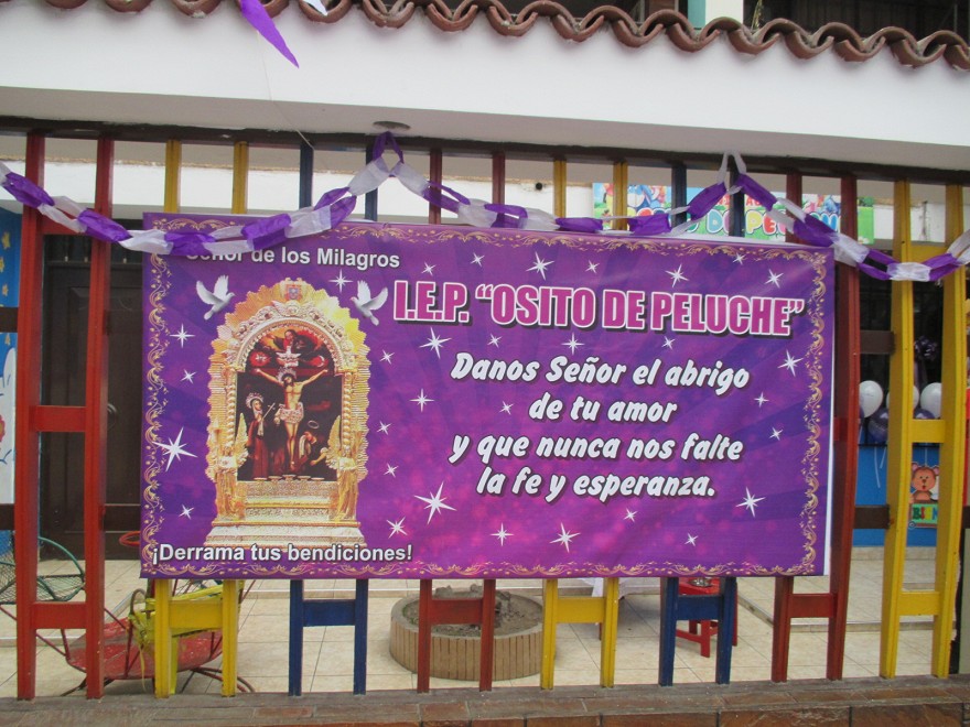 Kindergarten
                            "Teddyb�rchen" (Osito de Peluche):
                            Das grosse Plakat mit 2 falschen Ermordeten,
                            eine Fantasie aus Asien - mit einem FALSCHEN
                            Glauben (fe) und einer FALSCHEN Hoffnung.