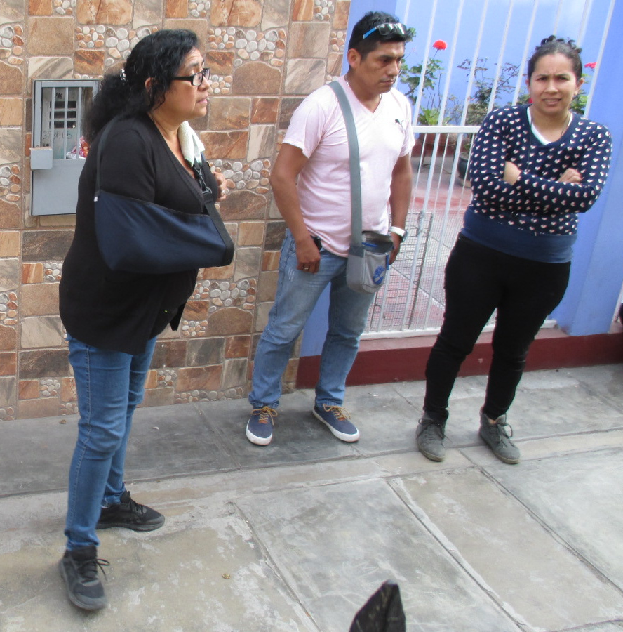 31.10.2018: Die Leiterin des
                        Missbrauchs-Kindergartens "Miss Mimi"
                        (Mirna Naldi Garc�a Nu�ez del Arco) spielt eine
                        schwere Verletzung vor mit der Behauptung, ich
                        h�tte sie verletzt und trage deswegen diesen
                        gigantischen Gips - sie hat sich einen falschen
                        Gips anlegen lassen 02, Nahaufnahme