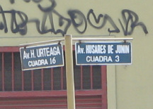 Strassenschilder Avenida Husares de Junn
                          - Avenida Urteaga