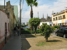 Avenida Urtuaga, Strassenbild mit
                          Kirchturmspitzen