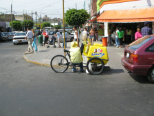 Avenida Urtuaga, vendedor de helados con
                        bicicleta de helados