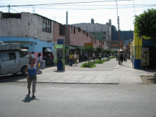Avenida Urtuaga, entrada del mercado, zona
                        peatonal