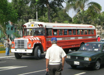 Avenida Dominicana: Oranger Bus Nr. NO38,
                          Buslinie von San Martin de Porres nach Ate