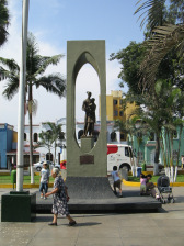 Zentralpark von Jesus Maria,
                        Familiendenkmal mit Statuette