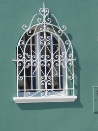 Avenida Canesco, Gitterfenster