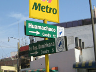 Strassenschilder Avenida Huamachuco -
                          Avenida Republica Dominicana