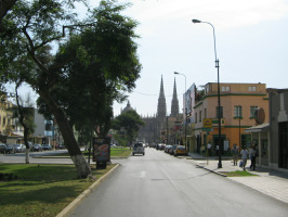 Jesus Maria, Avenida Cuba: Sicht von
                          Sdost nach Nordwest mit der Kirche San Jose
                          im Hintergrund