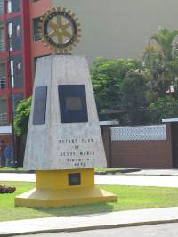 Avenida Cuba, monumento del club Rotary al
                      lado del Parque Caceres