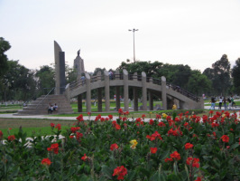 Jess Mara, parque "Campo de
                        Marte", monumento de puente con grupo que
                        baila