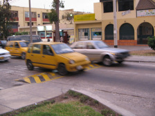 Avenida Talara, Strassenschwelle zur
                        Verkehrsberuhigung 01