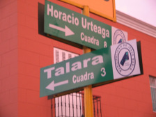 Strassenschilder der Kreuzung Talara -
                          Urteaga