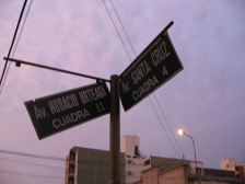 Strassenschilder der Kreuzung Avenida
                          Urteaga - Avenida Santa Cruz