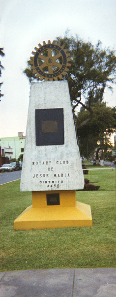 Avenida Cuba, Denkmal des Rotaryclub
                          "Rotary Internacional - Rotary Club de
                          Jesus Maria, Distrito 4450"