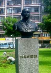 Miraflores, parque Kennedy, monumento para
                      Benavides