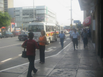 Miraflores, Avenida Larco, paradero de bus
                        con baha de paradero, pero raramente es usado