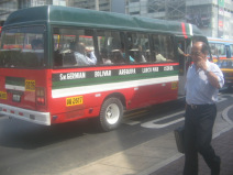 Miraflores, Avenida Larco,
                          rot-grn-weisser Bus der Buslinie SO26 von
                          Chorrillos nach Chorrillos