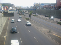 Avenida Paseo de la Republica, die
                          Stadtautobahn mit zwei Busspuren in der Mitte