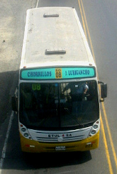 Avenida Paseo de la Republica, gelber Bus
                        der Buslinie 06 von Chorrillos nach Lurigancho