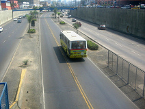 Avenida Paseo de la Republica, pistas de
                        bus con un bus