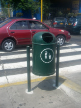 Miraflores, Avenida Palma, cubo de basura
                      antes de un paso de peatones