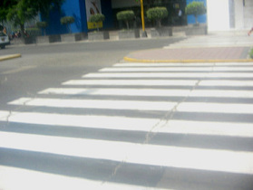 Miraflores, Avenida Palma, daos en la
                        carretera en el paso de peatones