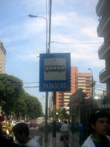Miraflores, Avenida Pardo, Verkehrszeichen
                        Bushaltestelle "Paradero"