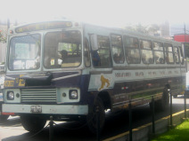 Miraflores, Avenida Pardo, violetter Bus
                          der Buslinie SO30 von Villa el Salvador nach
                          Lurigancho