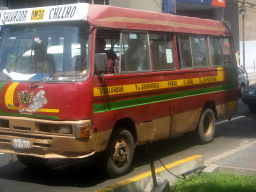 Miraflores, Avenida Pardo,
                          gelb-rot-grner Bus der Buslinie OM36 von
                          Villa el Salvador nach Callao