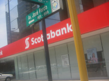 Strassenschild "Avenida Jos
                        Pardo" vor der Scotiabank