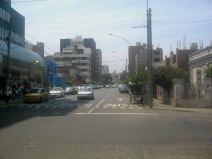 Miraflores, Avenida Berlin,
                          Strassenschwelle zur Verkehrsberuhigung