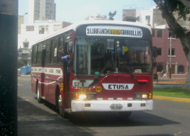 Miraflores, Avenida Bolognesi, roter, neuer
                        Bus der Buslinie EO35 von Chorrillos nach
                        Lurigancho