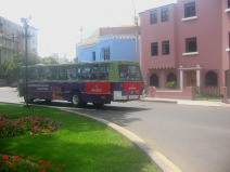 Miraflores, Plaza Bolognesi, bus verde de
                        la lnea NO07 de San Martn de Porres a Villa
                        Mara del Triunfo, vista lateral