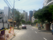 Miraflores, Avenida Italia, imagen de la
                        calle con vista a rascacielos