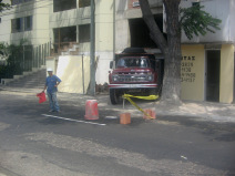 Miraflores, Avenida Bolognesi,
                          improvisierte Baustellenabschrankung