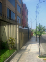 Miraflores, Avenida Bolognesi, eingegittertes
                      Haus mit Starkstromschutz