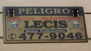 Miraflores, Avenida Bolognesi,
                        eingegittertes Haus mit Starkstromschutz,
                        Warnschild "Peligro"
                        ("Gefahr") mit Totenkopf