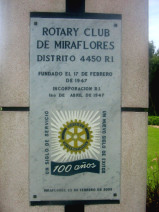 Miraflores, Park beim Malecon Balta mit
                        Denkmal des Rotaryclubs, Gedenktafel