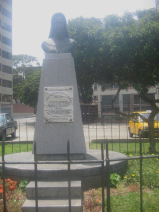 Miraflores, Malecon Cisneros: Denkmal fr
                        Madre Teresa 01