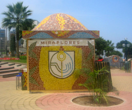Miraflores, parque de los enamorados: Bar
                        con mosaico con la bandera de Miraflores