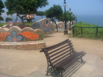 Miraflores, parque de los enamorados:
                        Asientos en forma de ondas con mosaicos