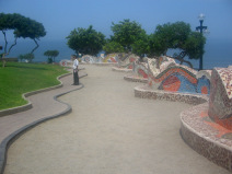 Miraflores, Park der Verliebten:
                          Wellenfrmig angelegter Weg, wellenfrmiges
                          Trottoir, wellenfrmige Sitzgelegenheiten mit
                          Mosaiken