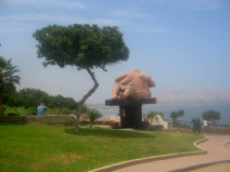Miraflores, Park der Verliebten: Skulptur
                        mit Baum