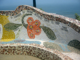 Miraflores, parque de los enamorados:
                        Mosaico con frase 02