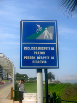 Miraflores, puente Rey, seal de trfico
                      acera-pista de bicicleta