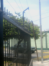Miraflores, Malecon 28 de Julio, Haus Nr.
                      385: Das Haus ist eingegittert und mit einem
                      Starkstromschutz versehen