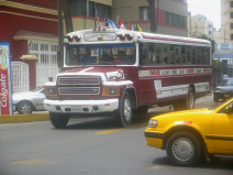 Miraflores, Malecon 28 de Julio, alter,
                          roter Bus der Buslinie EO35 von Chorrillos
                          nach Lurigancho