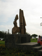 Miraflores, Malecn Cisneros, monumento de
                      len